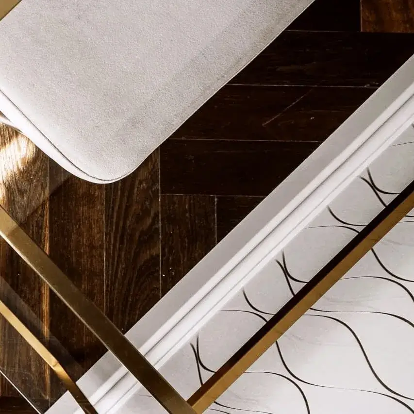 Détail de parquet foncé dans un salon aménagé