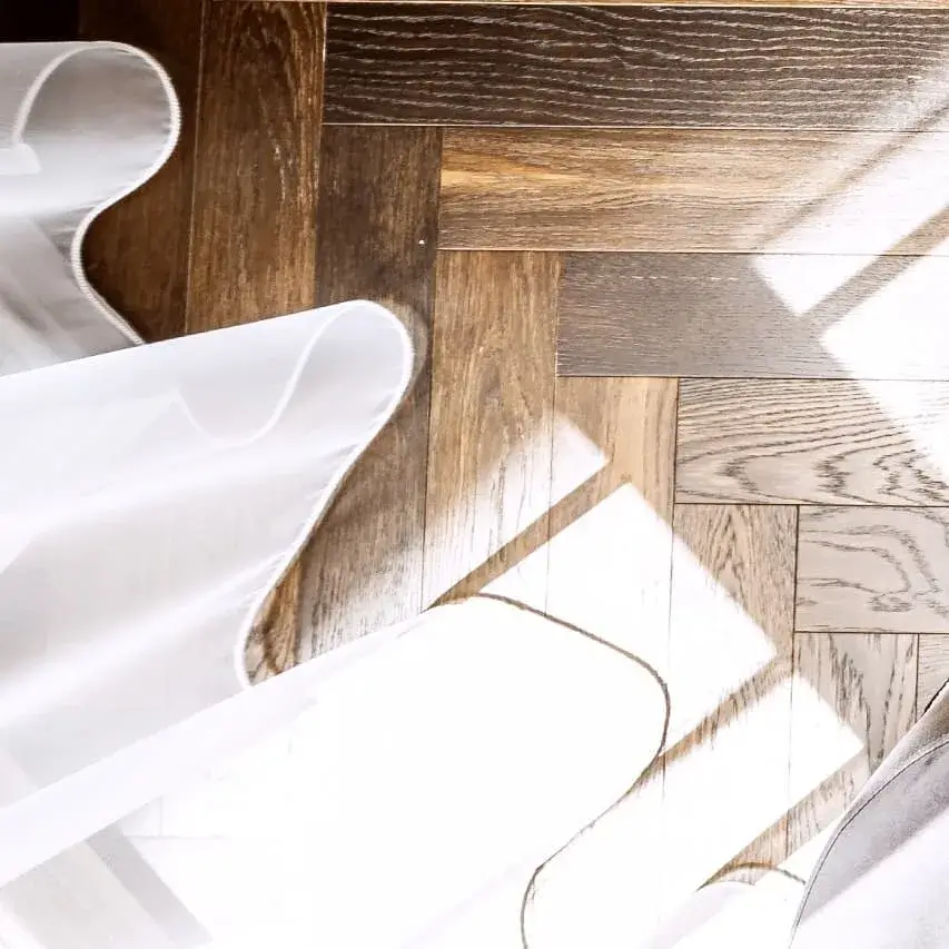Parquet foncé avec finition naturelle dans un intérieur lumineux