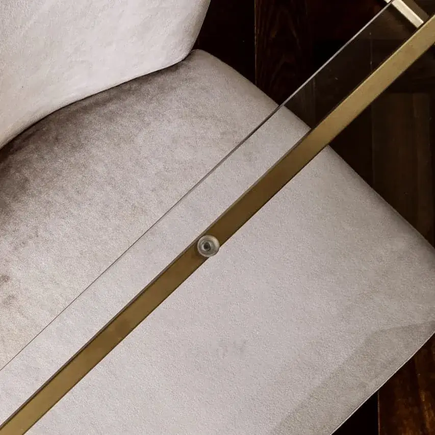 Parquet foncé dans un intérieur avec fauteuil clair
