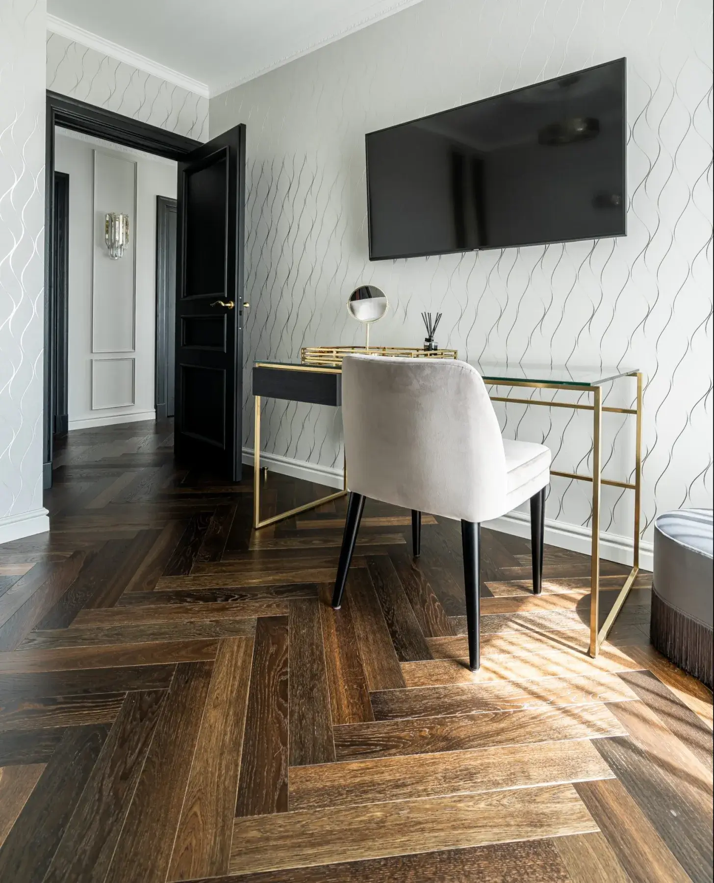 Intérieur sur mesure avec parquet foncé en Point de Hongrie