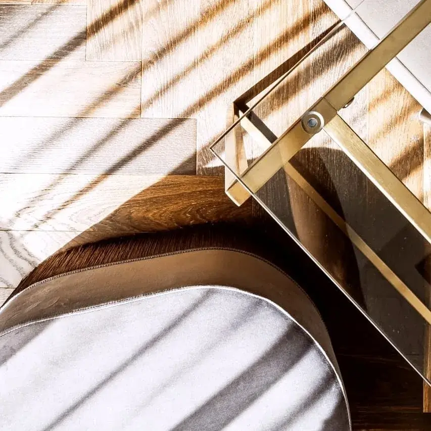 Parquet foncé avec table en verre et mobilier contemporain