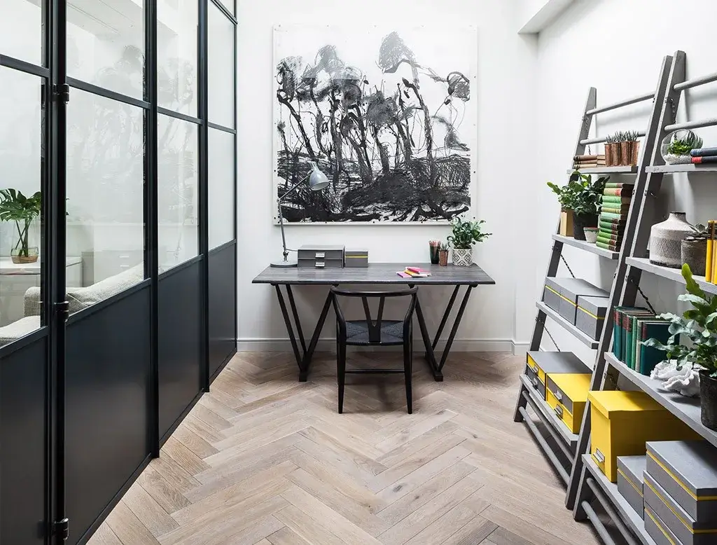 Bureau lumineux avec parquet clair en Point de Hongrie