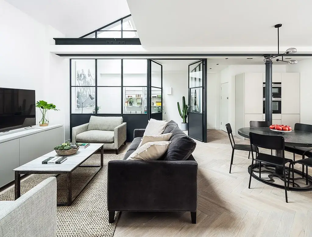 Salon contemporain avec parquet clair posé en Point de Hongrie